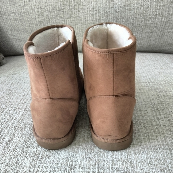 Old Navy Faux-Suede Faux-Fur lined Ankle Booties - Picture 4 of 8